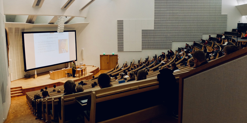 A lecture theatre of students. The unforeseen consequences of restricting the migration of student dependents—The Pie News